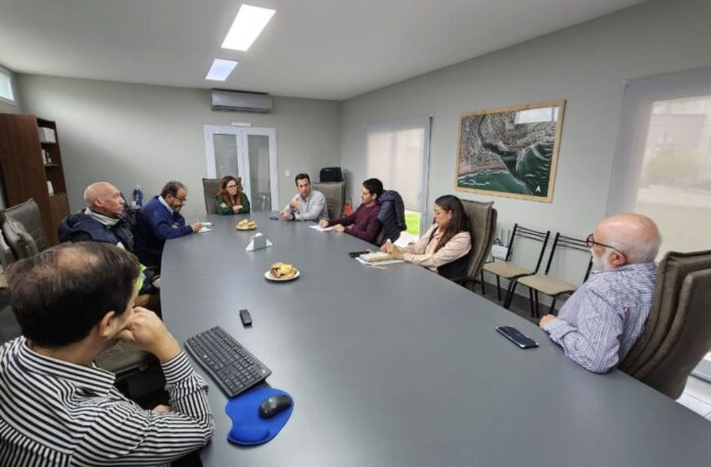 La presidenta del Consorcio de Gestión de Puerto Quequén, Jimena López, encabezó la reunión con los miembros del Consejo Federal de Inversiones (CFI), Rodolfo Fiadone y Federico Frascheri, encuentro del que  también participó el intendente del distrito de Necochea, Arturo Rojas. (Puerto Quequén)