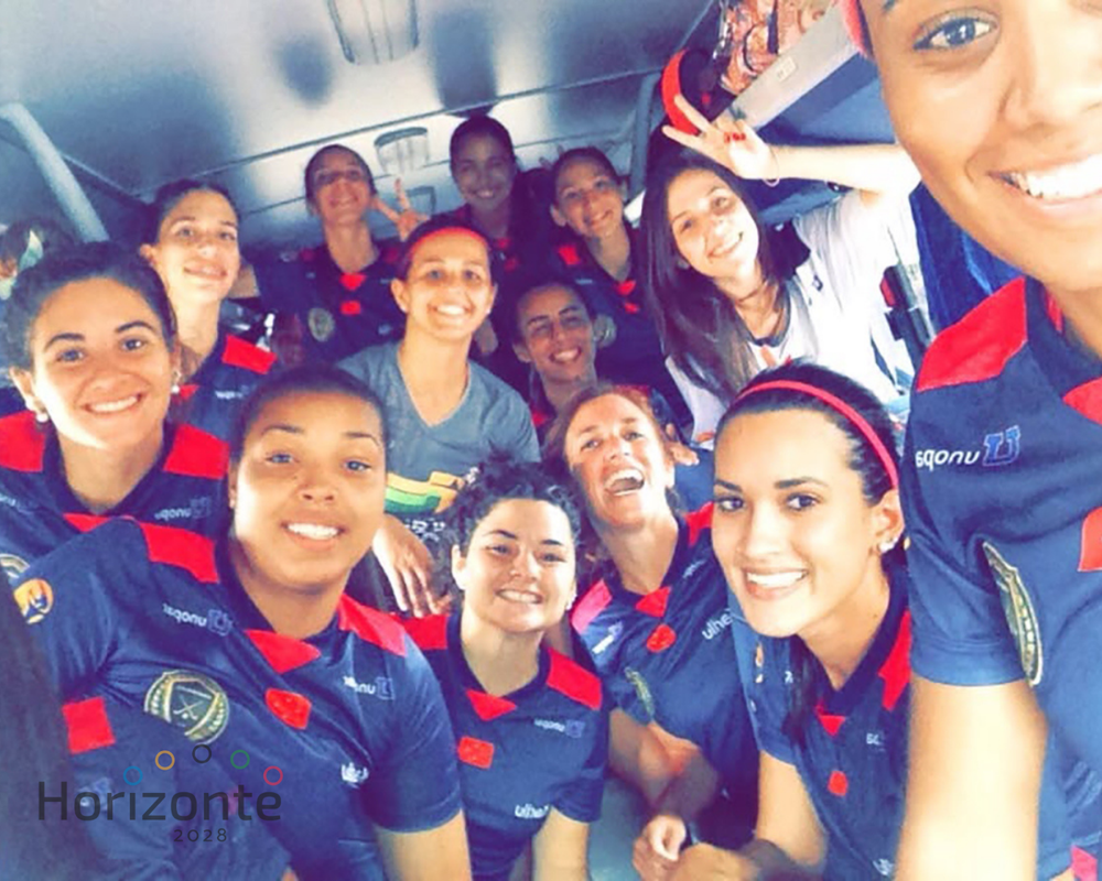 Victoria y Delfina Granatto junto a sus compañeras de Londrina Hockey Club.