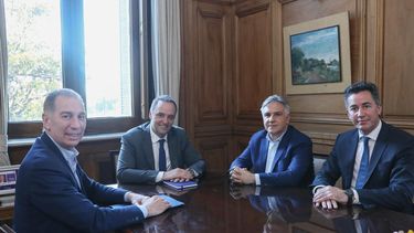 Diego Santilli y Manuel Adorni recibieron al gobernador de Córdoba, Martín Llaryora, y al mandatario de San Juan, Marcelo Orrego.