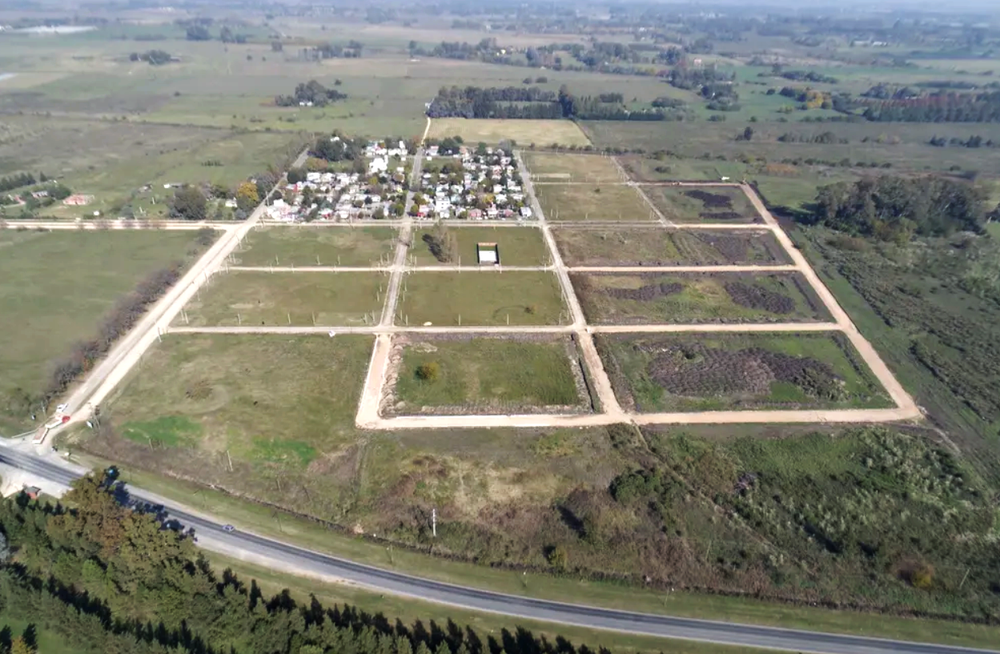 Vista aérea de terrenos y viviendas.&nbsp;