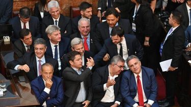 Ignacio Torres saluda a Axel Kicillof.