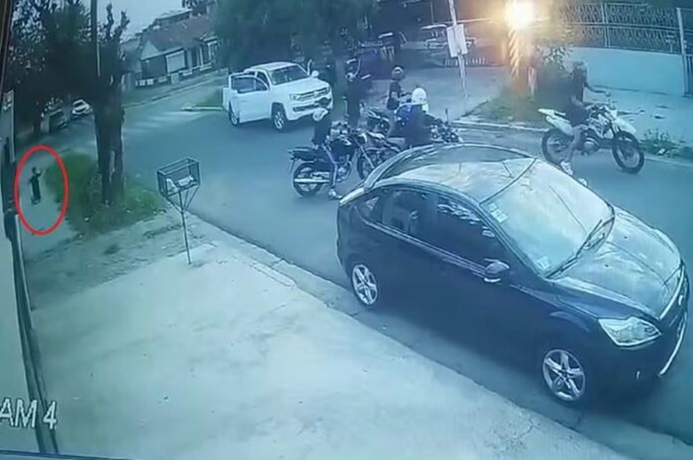 El menor quedó de rodillas pidiendo clemencia, mientas que las pirañas se llevaban la camioneta. (Foto captura de video)