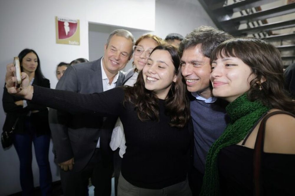 Axel Kicillof junto a Mariano Cascallares y un grupo de jóvenes.