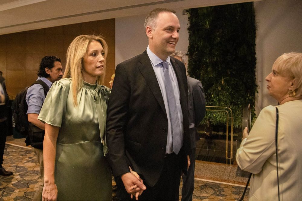 Manuel Adorni con su esposa, Bettina Julieta Angeletti.&nbsp;