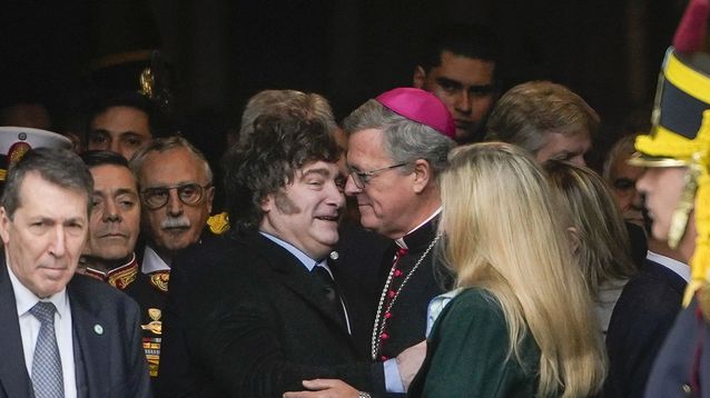 El presidente Javier Milei se abraza con el arzobispo de Buenos Aires, Jorge García Cuerva.