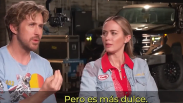 El actor Ryan Gosling explicando qué son las medialunas en una entrevista. (Captura de video - TN)