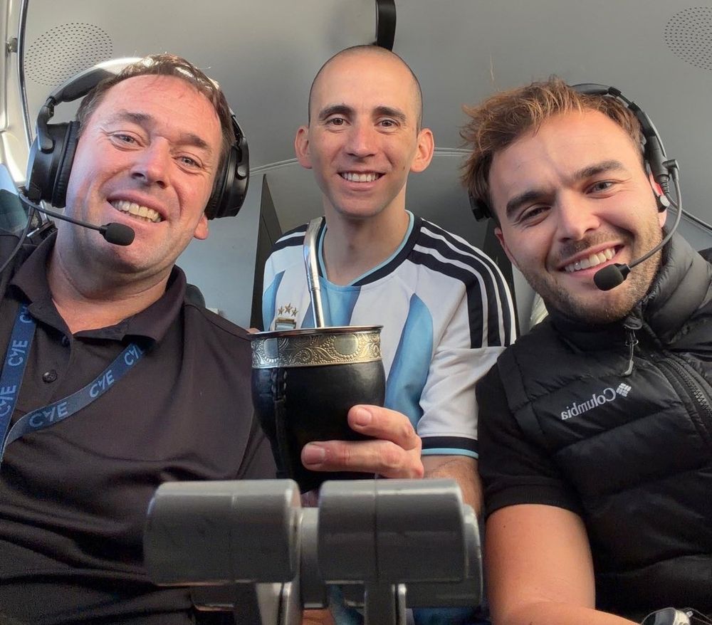 Una ronda de mate en pleno vuelo y con la camiseta argentina.