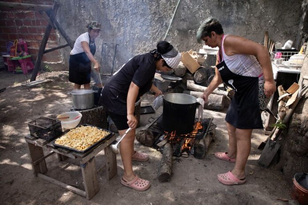Voluntarias de un comedor y merendero popular en Moreno.(Xinhua/Martín Zabala)