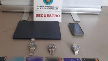 Relojes, dispositivos y tarjetas secuestradas al presunto estafador detenido.
