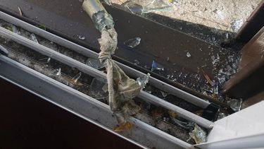 Los restos de la bomba molotov que fue arrojada en la Biblioteca Max Nordau de La Plata.