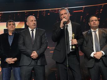 Gonzalo Irazoqui agradece la distinción junto a Enrique Iommi (der.), Gabriel González (izq.) y Sebastián Ignacio (2do. izq.).