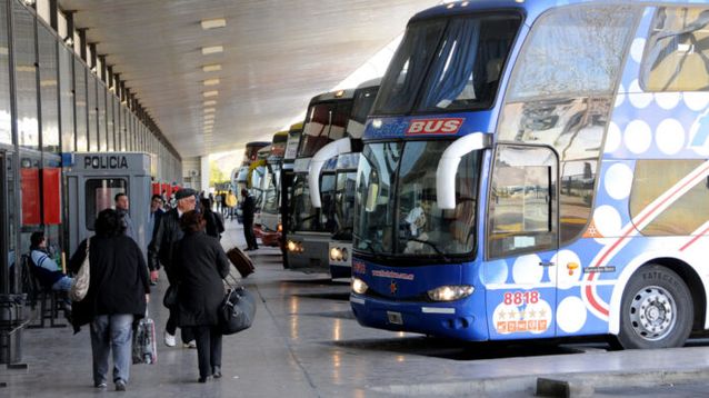 Una serie de colectivos en Retiro.