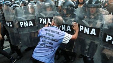 Tensión en una nueva marcha de los jubilados. - Leandro Teysseire / Página/12 -