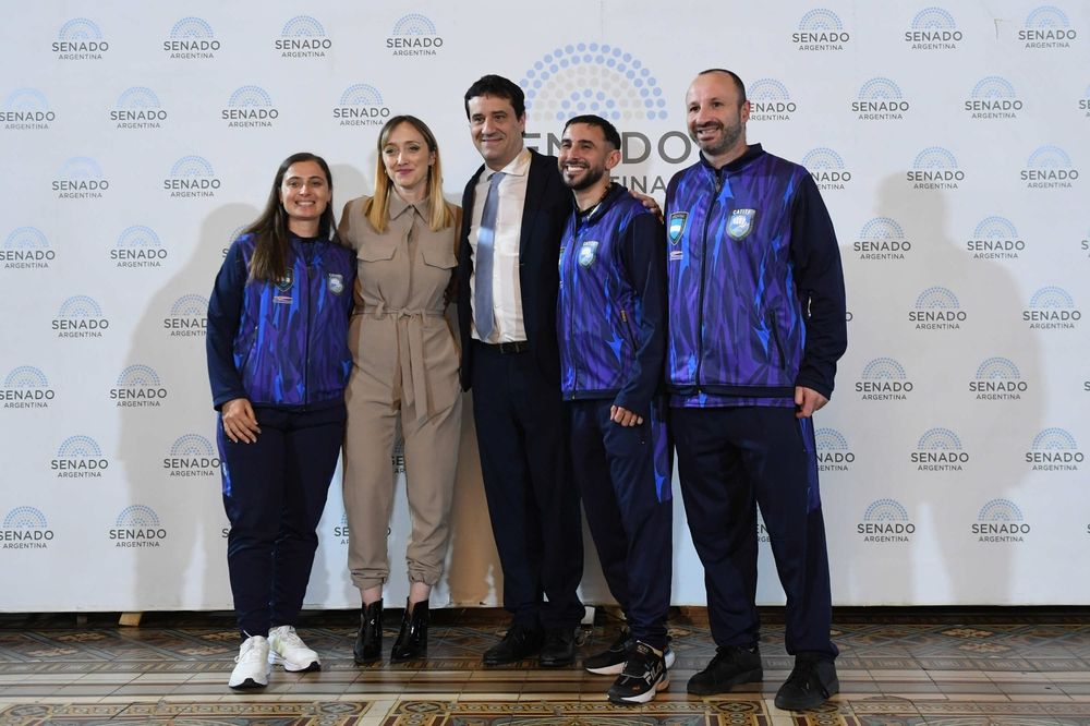 Maximiliano Abad y&nbsp;Anabel Fernández Sagasti junto a deportistas disntinguidos.&nbsp;