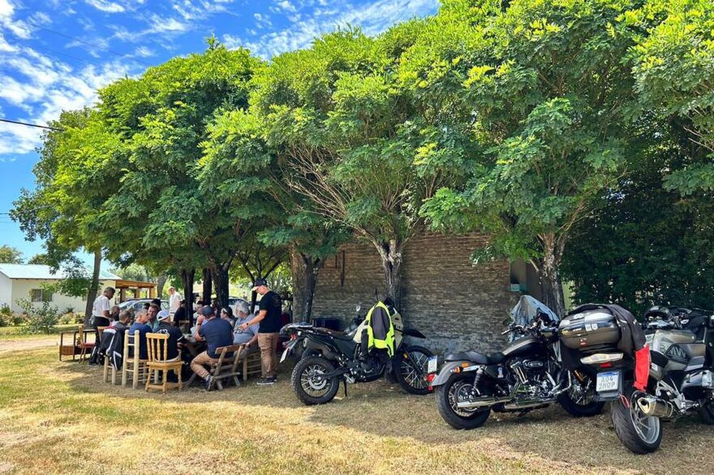 Motoqueros en un alto en la pulpería de Cazón.