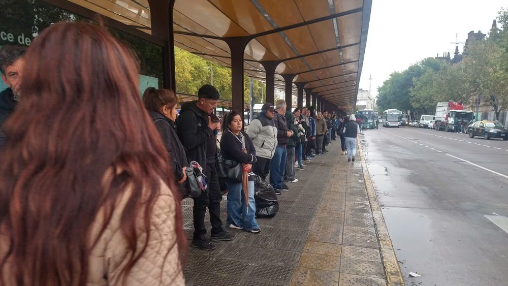 Ususarios esperan un ómnibus que tarda más en llegar: Buenos Aires, abril de 2026. Ususarios esperan un ómnibus que tarda más en llegar: Buenos Aires, abril de 2026.