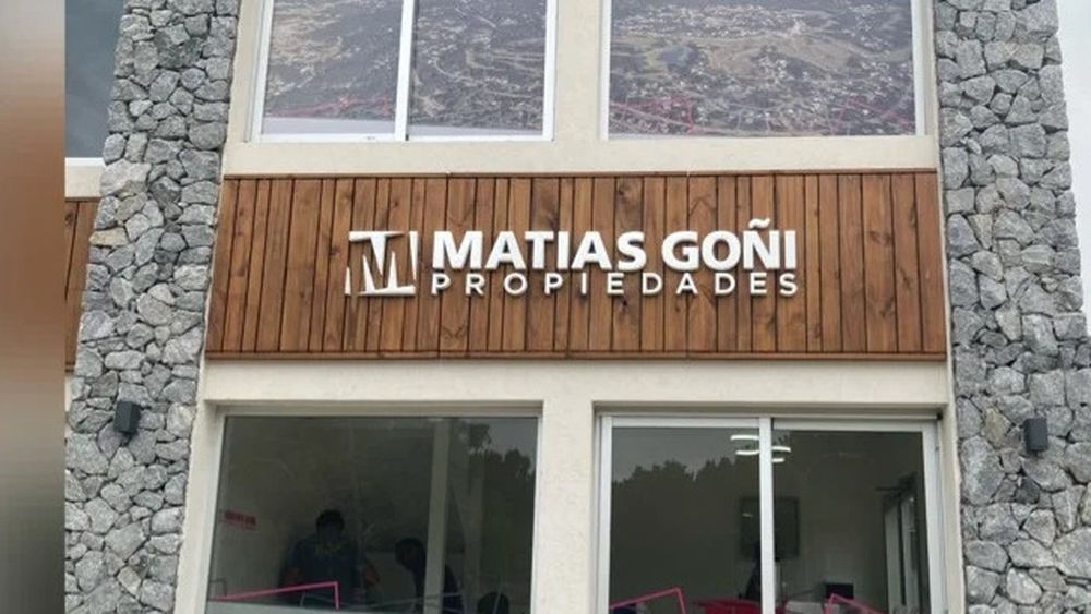 Frente del local donde fue encontrado ahorcado el dueño de la inmobiliaria en Costa Esmeralda. Frente del local donde fue encontrado ahorcado el dueño de la inmobiliaria en Costa Esmeralda.