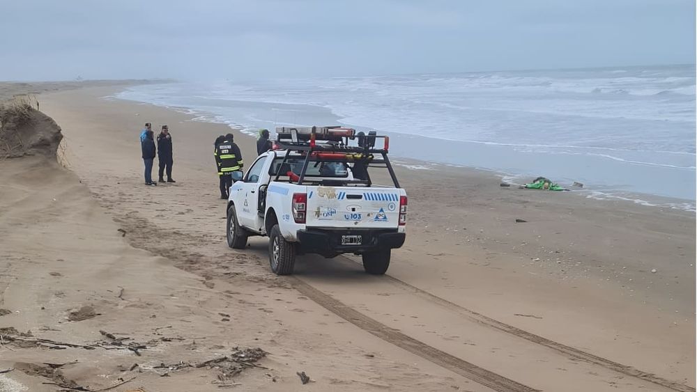 El cuerpo de uno de los kayakistas fue hallado ayer&nbsp; a la altura de la calle 4 y la playa de Las Toninas.