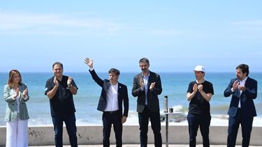 Kicillof, ministros de su gabinete y el intendente de General Alvarado, Sebastián Ianantuony. (X @Kicillofok)