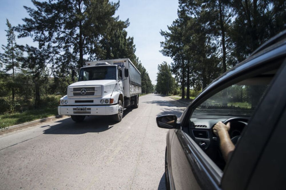 Un auto en una ruta del país.