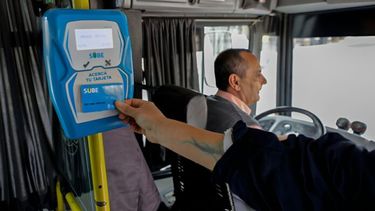 Una persona viajando en colectivo.