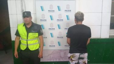 Un hombre que golpeó y fracturó a una oficial de policía de la provincia para lograr escapar durante un procedimiento. - La Nueva -