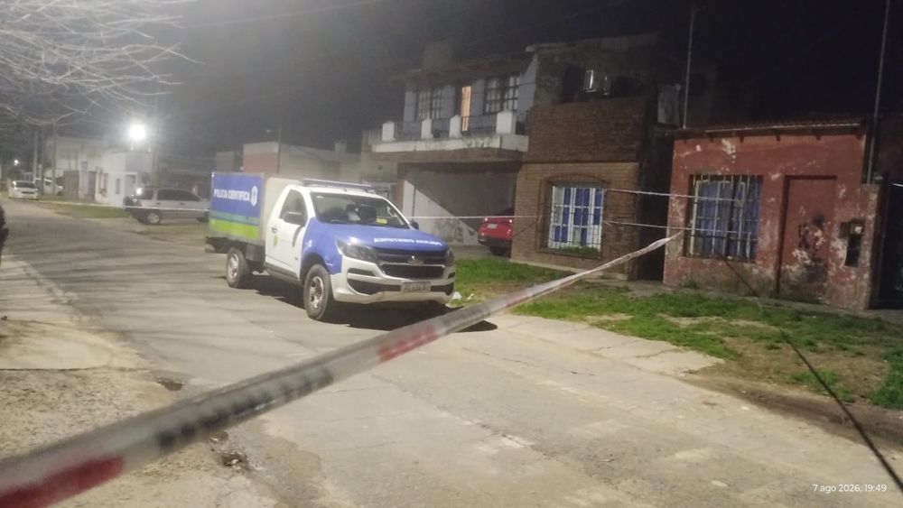 La Policia Bonaerense en el sitio del femicidio de Daniela Armoa en Luján.