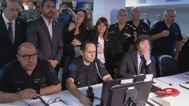 Diarios Bonaerenses | El presidente Javier Milei; las ministras de Seguridad, Patricia Bullrich; su par de Capital Humano, Sandra Pettovello; y la secretaria general de la Presidencia, Karina Milei, siguiendo el despliegue de seguridad en la marcha.