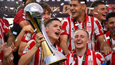 Estudiantes debió remontar el resultado para finalmente imponerse por 2 a 1 y levantar el Trofeo de Campeones en San Nicolás.