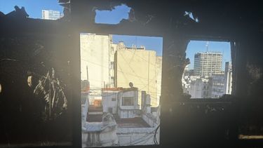 Un incendio desatado en la madrugada del martes destruyó por completo la oficina donde funcionaba la redacción de la revista digital Anfibia, que publica crónicas periodísticas.