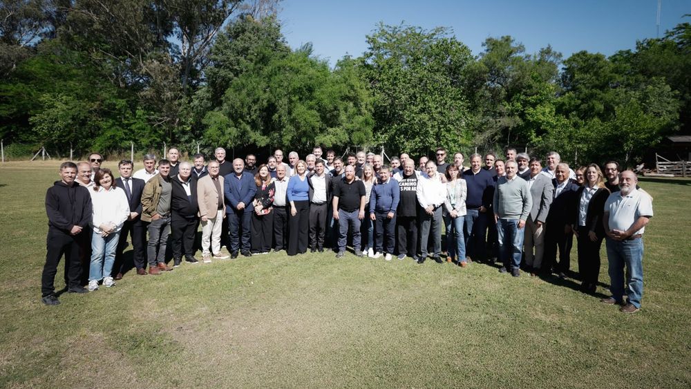 El gobernador Axel Kicillof recibió el respaldo de más de 40 intendentes bonaerenses. El gobernador Axel Kicillof recibió el respaldo de más de 40 intendentes bonaerenses.