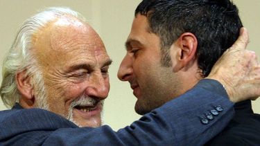Héctor Alterio se abraza con su hijo Ernesto, tras recibir un premio Goya honorario por su carrera en Madrid en 2004. Héctor Alterio se abraza con su hijo Ernesto, tras recibir un premio Goya honorario por su carrera en Madrid en 2004.