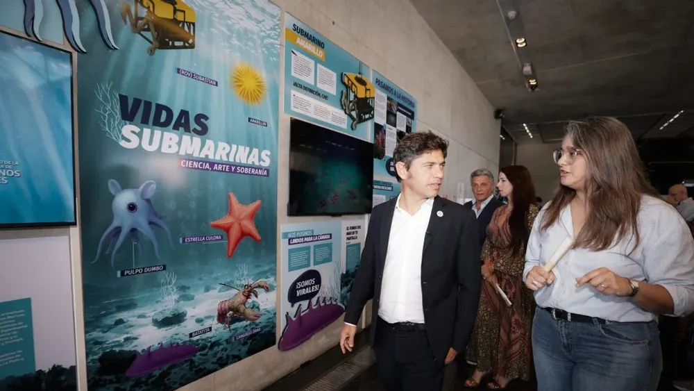 El gobernador Axel Kicillof en la muestra en el Museo Mar.