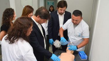 El gobernador Axel Kicillof, junto al ministro de Salud bonaerense, Nicolás Kreplak, y profesionales del Hospital de Niños Sor María Ludovica de La Plata.