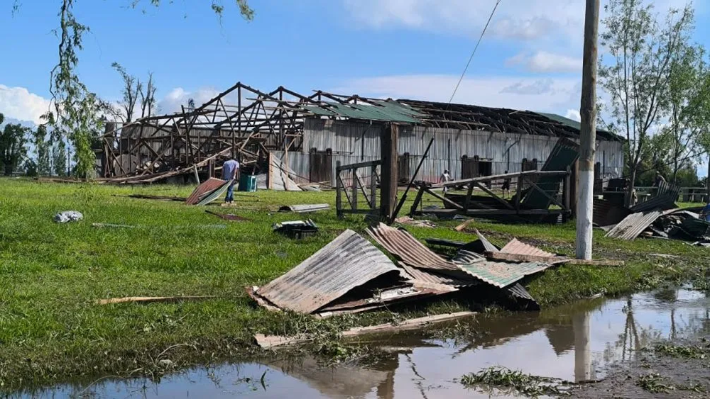 El galpón del ferrocarril de Urdampilleta, que tenía más de 100 años, quedó destruido.