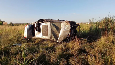 El vehículo del fatal accidente, volcado a la vera de la Ruta 36.