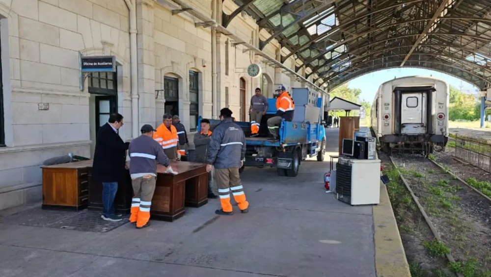 Trabajadores de Trenes Argentinos retiran el mobiliario de la estación Bahía Blanca Sud.