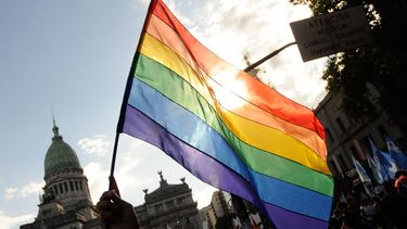 Una bandera de la comunidad LGBTIQ+ frente al Congreso.&nbsp;