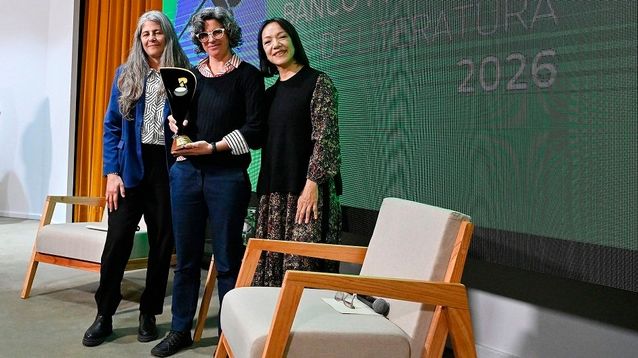 Florencia Stamponi, ganadora del Gran Premio Banco Provincia, junto a dos de las jurados, Selba Almada y Alejandra Kamiya.
