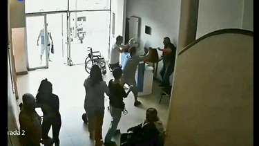 El ataque al guardia se seguridad quedó captado por una cámara del sanatorio.&nbsp;