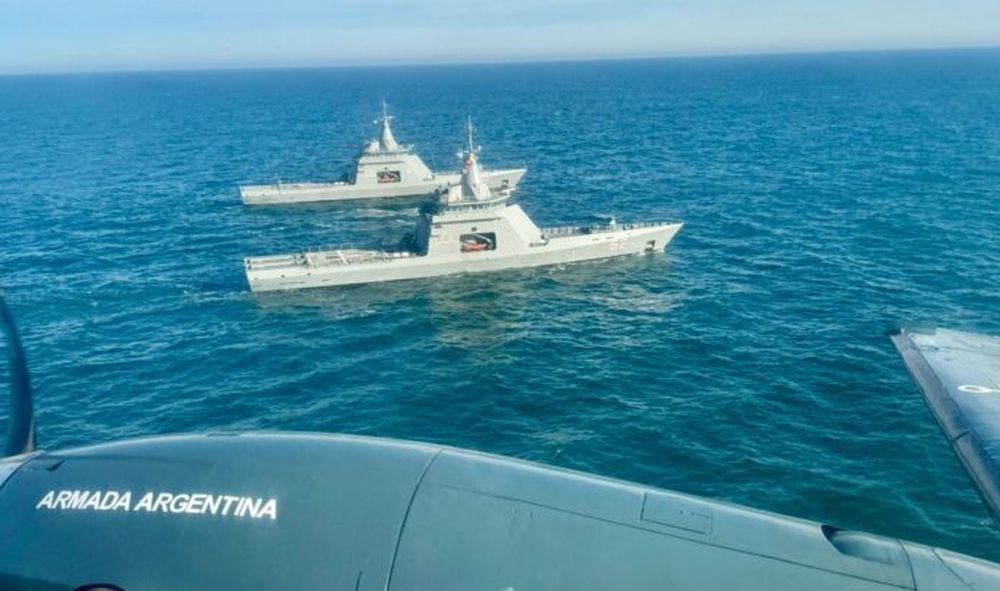 La Armada Argentina y Prefectura Naval llevan adelante la búsqueda de los pescadores. (@Armada_Arg)