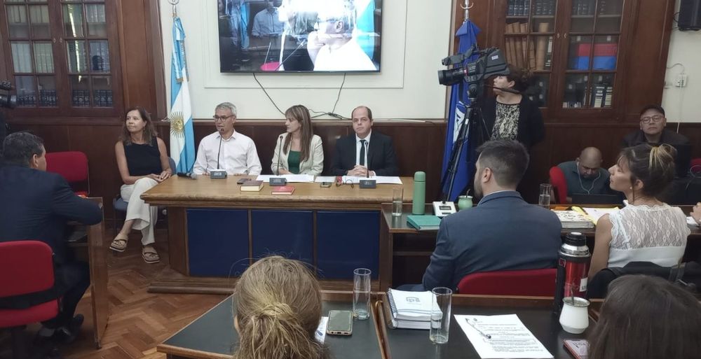 El rector de la UNS, Daniel Vega, en su discurso de bienvenida. A su lado, la presidenta del CD, Gisela Caputo.