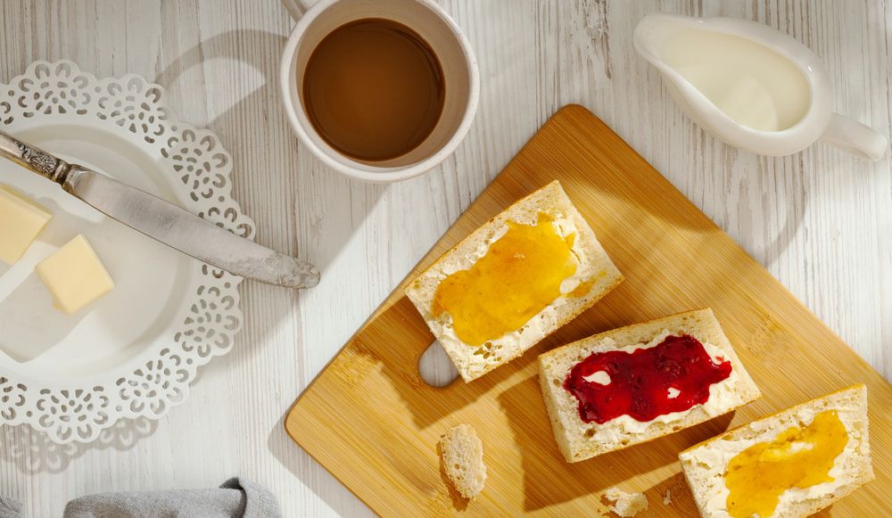 Desayuno con tostadas y mermelada 03.jpg rs