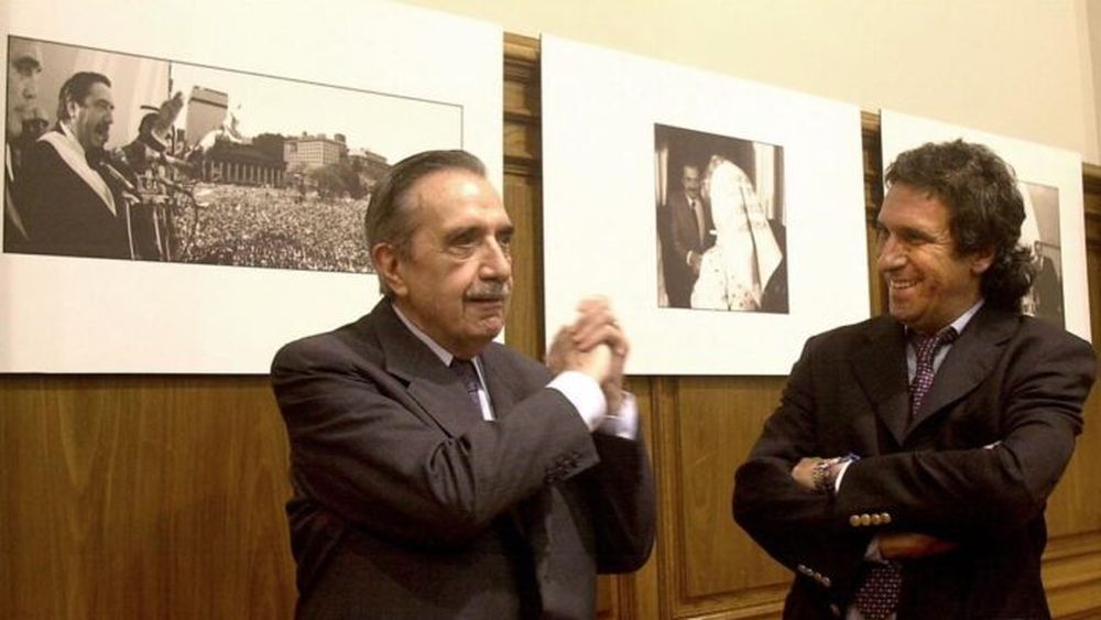 Raúl Alfonsín y Víctor Bugge, en una vieja foto que simboliza su carrera. (Instagram @victorhugobugge)