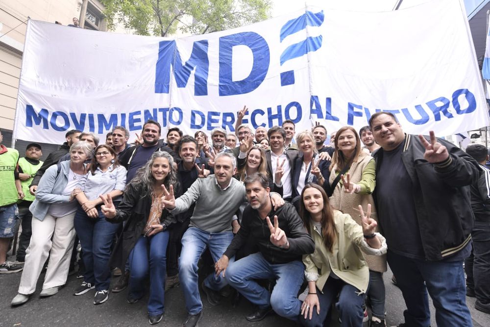 Axel Kicillof, junto a dirigentes del Movimiento Derecho al Futuro, en la caravana por Cristina Kirchner.&nbsp;