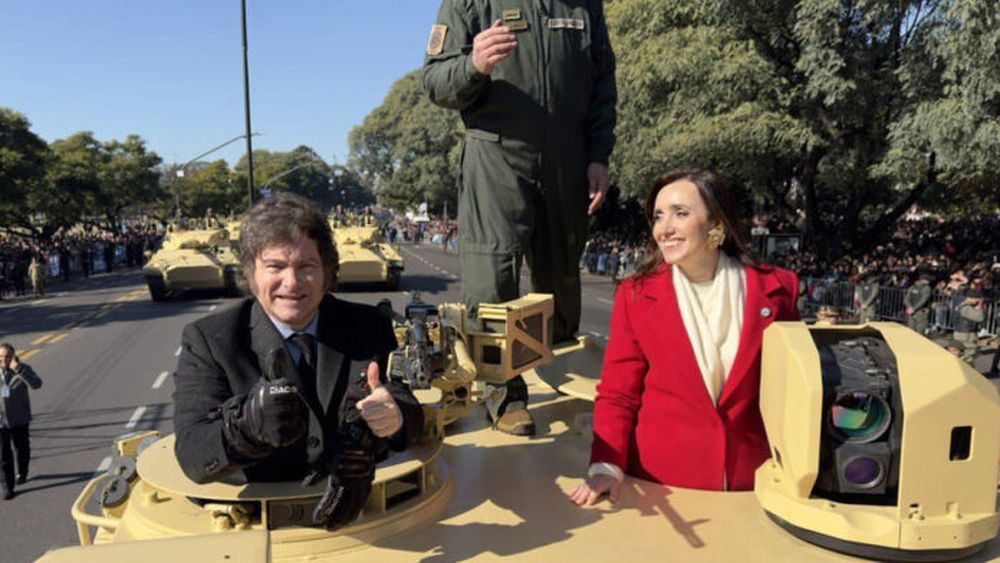 El presidente Javier Milei y la vicepresidenta Victoria Villarruel, en el desfile del 9 de Julio. - Presidencia -