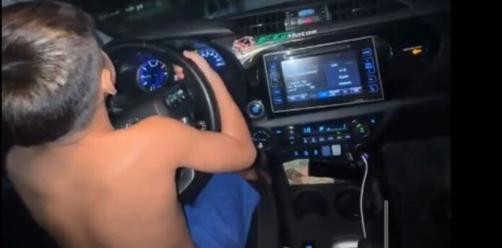 El nene de 7 años manejando. (Imagen video)