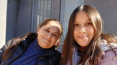 Lucía junto a su hija. 