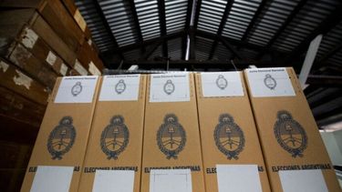 Urnas electorales en un galpón.