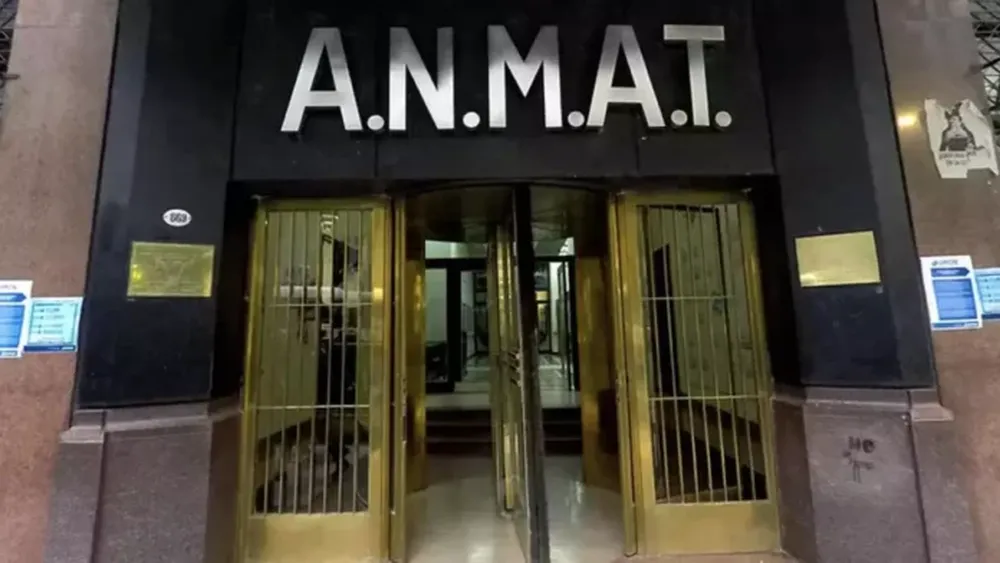 La Administración Nacional de Medicamentos, Alimentos y Tecnología Médica (ANMAT).